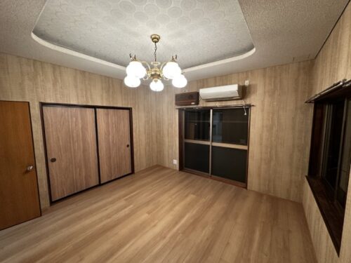 木目調の落ち着いた１F洋室です。 (居間)