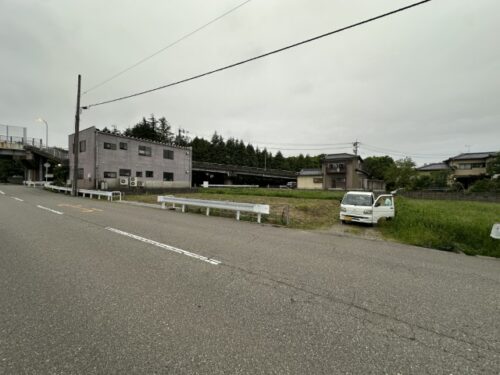 広々80坪以上あります。周囲には住宅接していないため、気兼ねなく作業できます。 (外観)