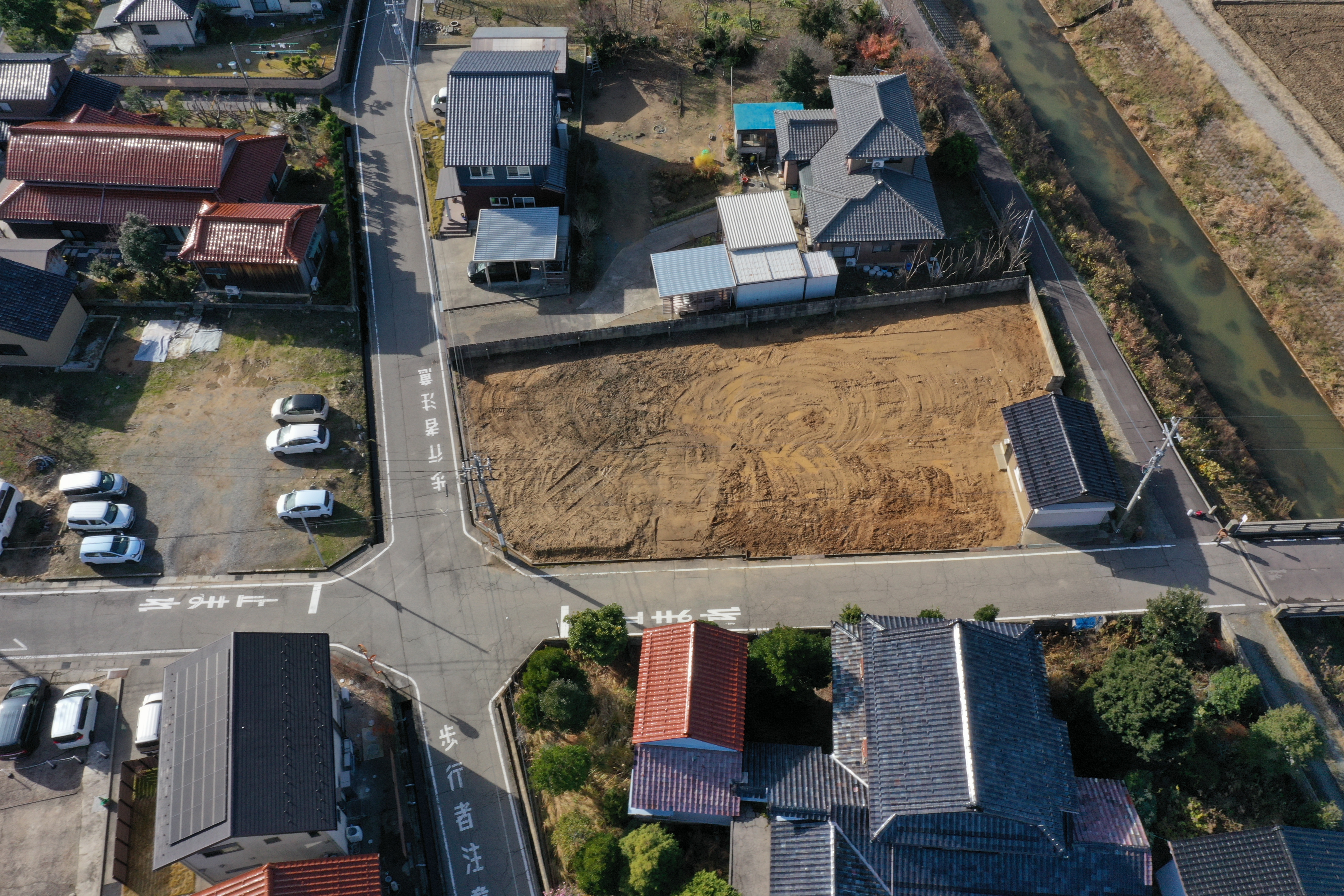 正面から見た造成地です。3区画になります。 (外観) 正面から見た造成地です。3区画になります。 (外観)