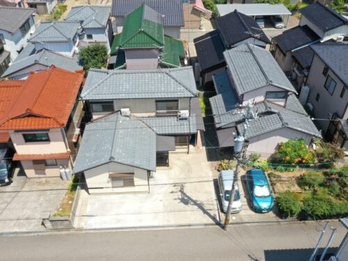 駐車場は広々２台以上止めれます。 (外観)