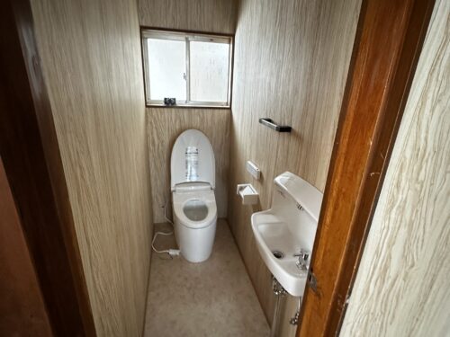木目調の壁紙のトイレです。